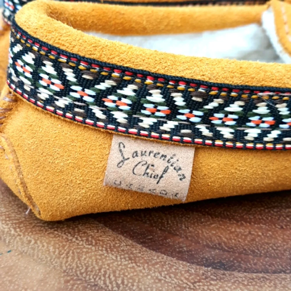 NWOT LAURENTIAN CHIEF MOCCASINS